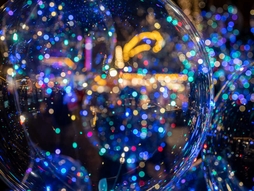 Hi-Tech Luftballons auf dem Weihnachtsmarkt