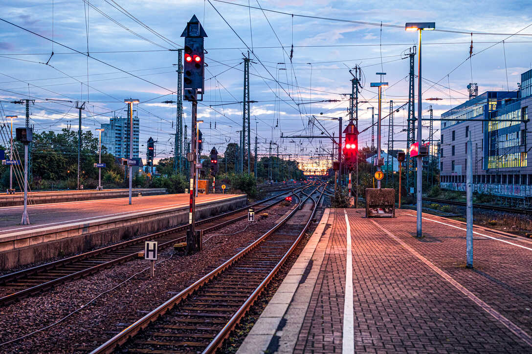 Frühmorgens am Bahnhof